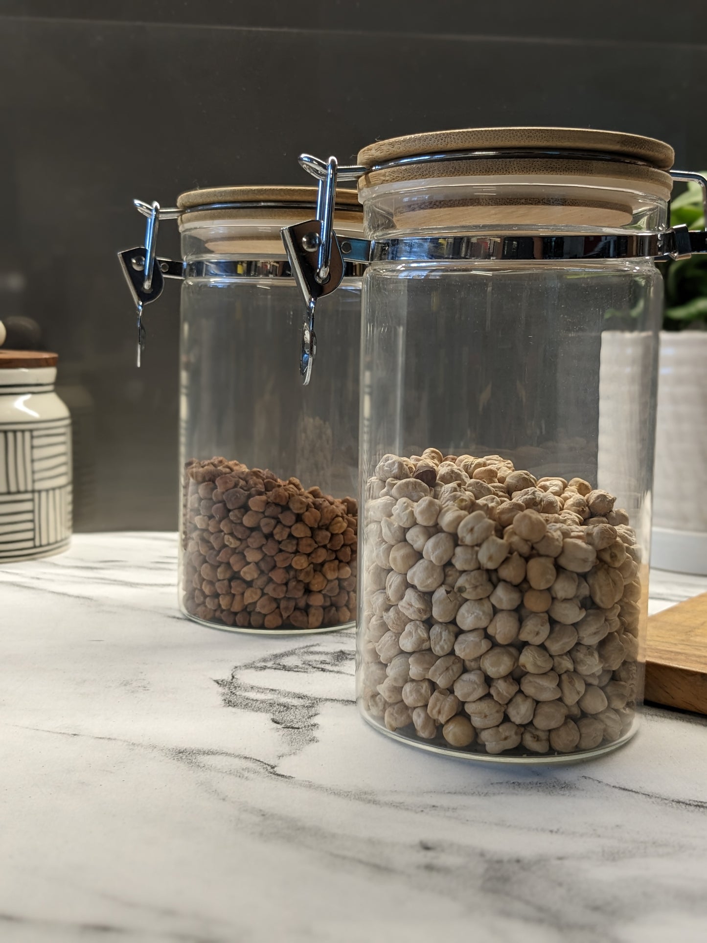 Clip on lid Glass canister Airtight seal Kitchen storage Dry ingredients Pantry organization Clear glass design Stackable Space saving 1000ml capacity Moisture Pest resistant Durable Modern design Kitchen decor Home cooks chefs