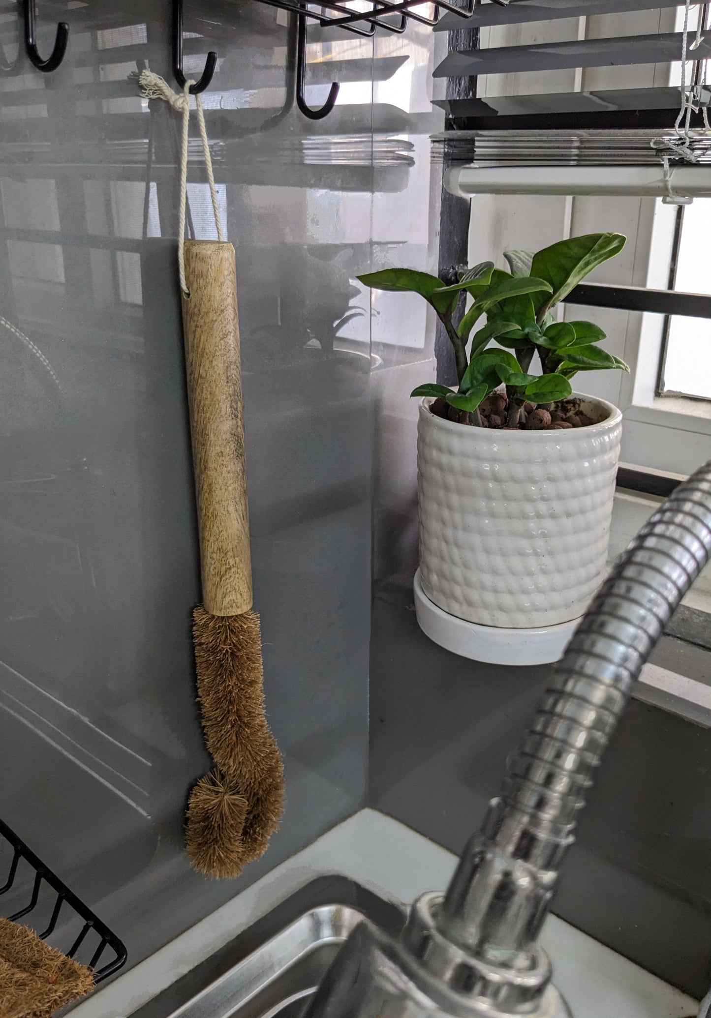 Bottle Brush-Coir and Mango Wood